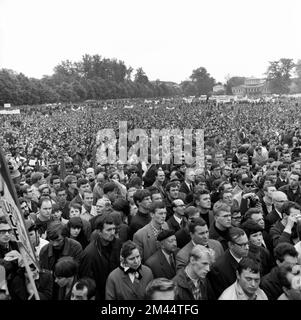 Die Aktivitäten der Linken, der Friedensbewegung und der Gewerkschaften gegen die Verabschiedung des Notstandsgesetzes in den Jahren 1965 bis 1971 im Ruhrgebiet Stockfoto