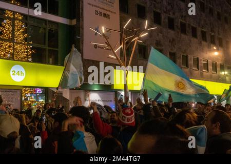 Andorra La Vella, Andorra : 2022. Dezember 18 : Argentinische Fans mit Wohnsitz in Andorra feiern den Triumph Argentiniens nach dem Fussballfinalspiel der Katar-Weltmeisterschaft 2022 zwischen Argentinien und Frankreich in Andorra La Vella am 18. Dezember 2022. Kredit: Martin Silva Cosentino/Alamy Live News Stockfoto