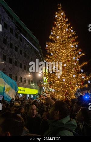 Andorra La Vella, Andorra : 2022. Dezember 18 : Argentinische Fans mit Wohnsitz in Andorra feiern den Triumph Argentiniens nach dem Fussballfinalspiel der Katar-Weltmeisterschaft 2022 zwischen Argentinien und Frankreich in Andorra La Vella am 18. Dezember 2022. Kredit: Martin Silva Cosentino/Alamy Live News Stockfoto