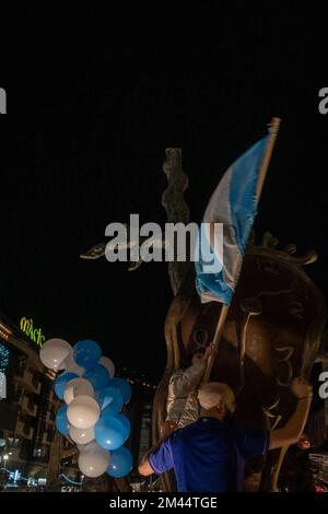 Andorra La Vella, Andorra : 2022. Dezember 18 : Argentinische Fans mit Wohnsitz in Andorra feiern den Triumph Argentiniens nach dem Fussballfinalspiel der Katar-Weltmeisterschaft 2022 zwischen Argentinien und Frankreich in Andorra La Vella am 18. Dezember 2022. Kredit: Martin Silva Cosentino/Alamy Live News Stockfoto