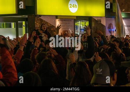 Andorra La Vella, Andorra : 2022. Dezember 18 : Argentinische Fans mit Wohnsitz in Andorra feiern den Triumph Argentiniens nach dem Fussballfinalspiel der Katar-Weltmeisterschaft 2022 zwischen Argentinien und Frankreich in Andorra La Vella am 18. Dezember 2022. Kredit: Martin Silva Cosentino/Alamy Live News Stockfoto