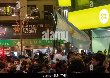 Andorra La Vella, Andorra : 2022. Dezember 18 : Argentinische Fans mit Wohnsitz in Andorra feiern den Triumph Argentiniens nach dem Fussballfinalspiel der Katar-Weltmeisterschaft 2022 zwischen Argentinien und Frankreich in Andorra La Vella am 18. Dezember 2022. Kredit: Martin Silva Cosentino/Alamy Live News Stockfoto