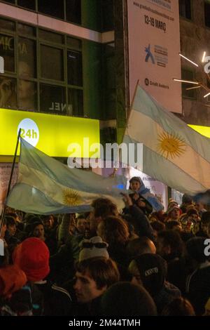 Andorra La Vella, Andorra : 2022. Dezember 18 : Argentinische Fans mit Wohnsitz in Andorra feiern den Triumph Argentiniens nach dem Fussballfinalspiel der Katar-Weltmeisterschaft 2022 zwischen Argentinien und Frankreich in Andorra La Vella am 18. Dezember 2022. Kredit: Martin Silva Cosentino/Alamy Live News Stockfoto