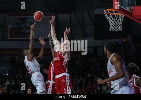 Varese, Italien. 18.. Dezember 2022. Jaron Johnson #92 von Pallacanestro Varese OpenJobMetis in Aktion während der LBA Lega Basket Ein reguläres Saisonspiel 2022/23 zwischen OpenJobMetis Varese und Pallacanestro Trieste in der Enerxenia Arena, Varese, Italien am 18. Dezember 2022 Kredit: Independent Photo Agency/Alamy Live News Stockfoto