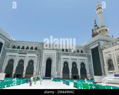 Mekka , Saudi-Arabien 12. Mai 2021 , muslimische Gebete in der Mekka - Al-Haram-Moschee von außen Stockfoto