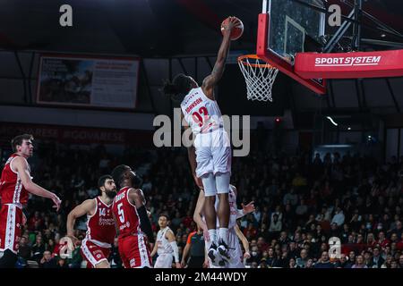 Varese, Italien. 18.. Dezember 2022. Jaron Johnson #92 von Pallacanestro Varese OpenJobMetis in Aktion während der LBA Lega Basket Ein reguläres Saisonspiel 2022/23 zwischen OpenJobMetis Varese und Pallacanestro Trieste in der Enerxenia Arena, Varese, Italien am 18. Dezember 2022 Kredit: Independent Photo Agency/Alamy Live News Stockfoto