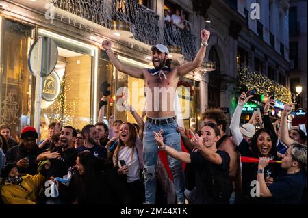 Madrid, Spanien. 18.. Dezember 2022. Französische Fans rufen argentinische Fans während des Finalspiels zwischen Argentinien und Frankreich an. Argentinien gewann die FIFA-Weltmeisterschaft Katar 2022 und übertraf Frankreich mit einem Spiel, das mit einem 3-3-fachen Unentschieden endete und nach Elfmetern (4-2) den Meisterschaftstitel gewann. Kredit: Marcos del Mazo/Alamy Live News Stockfoto