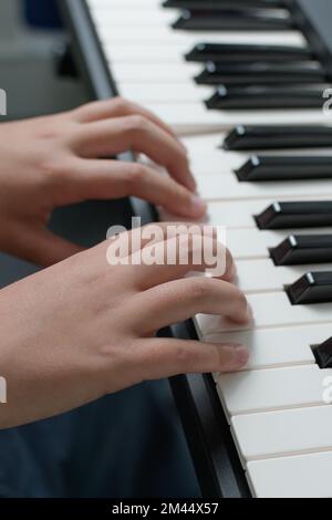 Musikunterricht. Zwei Hände Klavierspielen Übungen. Nahaufnahme der Tastatur. Stockfoto