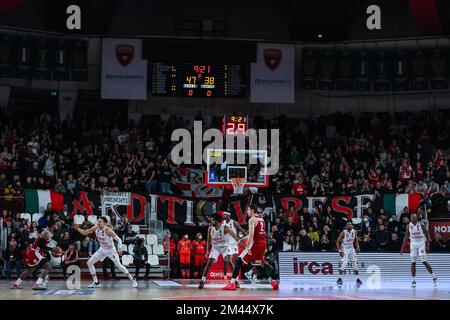 Varese, Italien. 18.. Dezember 2022. Allgemeiner Blick in die Arena während der LBA Lega Basket Ein reguläres Saisonspiel von 2022/23 zwischen OpenJobMetis Varese und Pallacanestro Trieste in der Enerxenia Arena, Varese, Italien am 18. Dezember 2022 Kredit: Independent Photo Agency/Alamy Live News Stockfoto