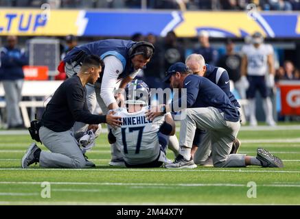 Inglewood, Kalifornien, USA. 18.. Dezember 2022. Der Tennessee Titans Quarterback Ryan Tannehill (17) verletzt sich während des NFL-Fußballspiels gegen die Los Angeles Chargers in Inglewood, Kalifornien. Obligatorischer Bildnachweis : Charles Baus/CSM/Alamy Live News Stockfoto