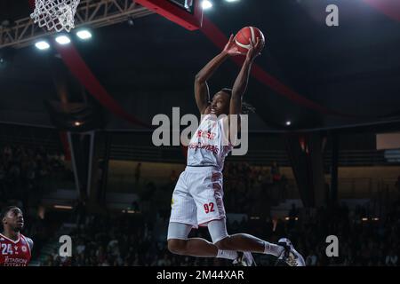 Varese, Italien. 18.. Dezember 2022. Jaron Johnson #92 von Pallacanestro Varese OpenJobMetis in Aktion während der LBA Lega Basket Ein reguläres Saisonspiel 2022/23 zwischen OpenJobMetis Varese und Pallacanestro Trieste in der Enerxenia Arena, Varese, Italien am 18. Dezember 2022 Kredit: Independent Photo Agency/Alamy Live News Stockfoto