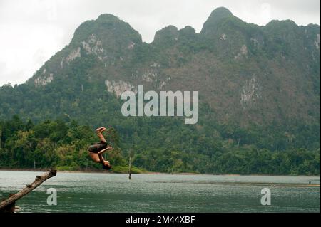 Ein Reisender, der Spaß und Glück auf dem CheowLarn Lake (Khao Sok National Park) in der Provinz SuratThani, südlich von Thailand. Stockfoto