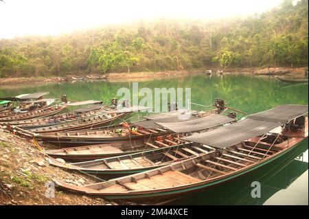 Traditionelles Boot wartet auf Touristen im Cheow Larn See im Khao Sok Nationalpark des Ratchaprapa Dam in der Provinz Surat Thani, südlich von Thailand. Stockfoto