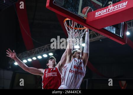 Varese, Italien. 18.. Dezember 2022. Guglielmo Caruso #30 von Pallacanestro Varese OpenJobMetis in Aktion während der LBA Lega Basket Ein reguläres Saisonspiel 2022/23 zwischen OpenJobMetis Varese und Pallacanestro Trieste in der Enerxenia Arena, Varese, Italien am 18. Dezember 2022 Kredit: Unabhängige Fotoagentur/Alamy Live News Stockfoto