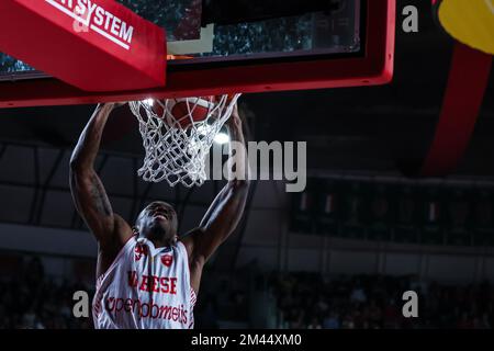 Varese, Italien. 18.. Dezember 2022. Jaron Johnson #92 von Pallacanestro Varese OpenJobMetis dunks während der LBA Lega Basket Ein reguläres Saisonspiel 2022/23 zwischen OpenJobMetis Varese und Pallacanestro Trieste in der Enerxenia Arena, Varese, Italien am 18. Dezember 2022 Kredit: Independent Photo Agency/Alamy Live News Stockfoto