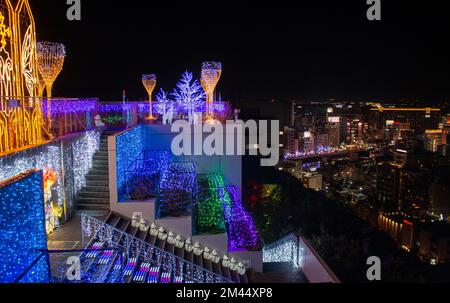 Fukuoka, Japan, November 18. 2022. Weihnachtsbeleuchtung oben im Acros-Gebäude über dem Stadtzentrum bei Nacht. Stockfoto