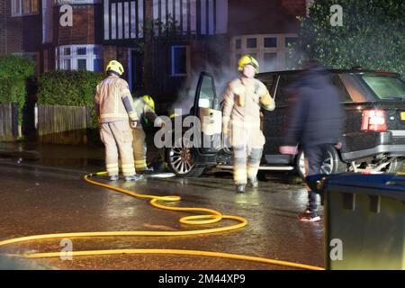 London UK 18. Dezember 2022. Die Feuerwehr löschte ein Motorenfeuer von Land Ranger in einer Wohnstraße in der Nähe von Blackheath London, England, Credit: Glosszoom/Alamy Live News Stockfoto