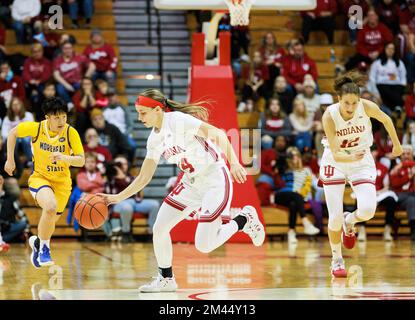 Bloomington, Usa. 18.. Dezember 2022. Indiana Hoosiers Guard Sara Scalia (14) stiehlt den Ball während des NCAA-Frauen-Basketballspiels in der Simon Skjodt Assembly Hall in Bloomington aus dem Morehead State. IU schlägt Morehead State 87-24. (Foto: Jeremy Hogan/SOPA Images/Sipa USA) Guthaben: SIPA USA/Alamy Live News Stockfoto