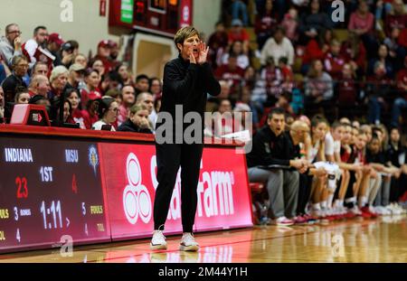 Bloomington, Usa. 18.. Dezember 2022. Indiana Coach Teri Moren trainiert gegen Morehead State während des NCAA-Frauen-Basketballspiels in der Simon Skjodt Assembly Hall in Bloomington. IU schlägt Morehead State 87-24. (Foto: Jeremy Hogan/SOPA Images/Sipa USA) Guthaben: SIPA USA/Alamy Live News Stockfoto