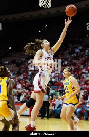 Bloomington, Usa. 18.. Dezember 2022. Indiana Hoosiers Forward Mackenzie Holmes (54) spielt während des NCAA-Frauen-Basketballspiels in der Simon Skjodt Assembly Hall in Bloomington gegen Morehead State. IU schlägt Morehead State 87-24. (Foto: Jeremy Hogan/SOPA Images/Sipa USA) Guthaben: SIPA USA/Alamy Live News Stockfoto