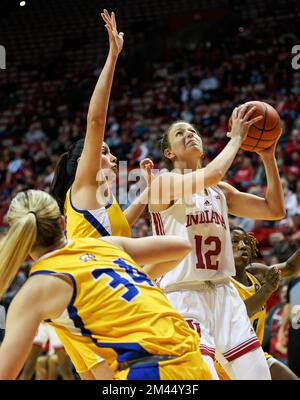 Bloomington, Usa. 18.. Dezember 2022. Indiana Hoosiers Guard Yarden Garzon (12) geht während des NCAA-Frauen-Basketballspiels in der Simon Skjodt Assembly Hall in Bloomington in den Korb gegen Morehead State. IU schlägt Morehead State 87-24. (Foto: Jeremy Hogan/SOPA Images/Sipa USA) Guthaben: SIPA USA/Alamy Live News Stockfoto