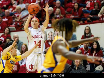 Bloomington, Usa. 18.. Dezember 2022. Indiana Hoosiers, die Garde Sara Scalia (14), schießt während des NCAA-Frauen-Basketballspiels in der Simon Skjodt Assembly Hall in Bloomington gegen Morehead State. IU schlägt Morehead State 87-24. (Foto: Jeremy Hogan/SOPA Images/Sipa USA) Guthaben: SIPA USA/Alamy Live News Stockfoto