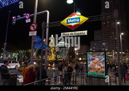 Madrid, Spanien, Dezember 17 2022. U-Bahn-Station Plaza de España bei Nacht Stockfoto