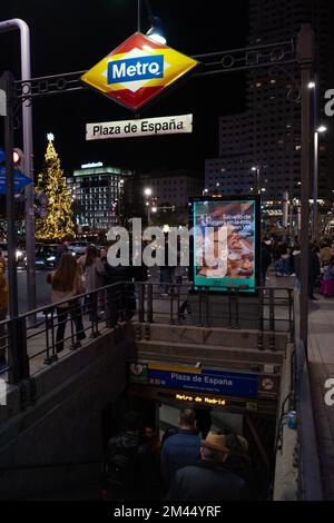 Madrid, Spanien, Dezember 17 2022. U-Bahn-Station Plaza de España bei Nacht Stockfoto