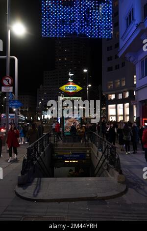 Madrid, Spanien, Dezember 17 2022. U-Bahn-Station Plaza de España bei Nacht Stockfoto