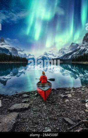 Wunderschöne aurora Borealis über der Geisterinsel mit einer Kanureisenden im Jasper Nationalpark, ab, Kanada Stockfoto