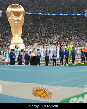 12/18/2022, Lusail Icon Stadium, Doha, QAT, FIFA-Weltmeisterschaft 2022, Finale, Argentinien gegen Frankreich, im Bild der argentinischen Mannschaft auf der Nationalhymne. Stockfoto