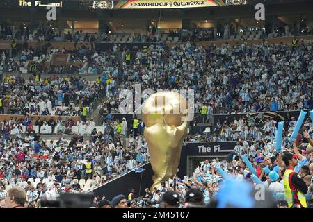 18. Dezember 2022, Lusail Iconic Stadium, Doha, QAT, FIFA-Weltmeisterschaft 2022, Finale, Argentinien gegen Frankreich, auf dem Bild eine übergroße Trophäe der Weltmeisterschaft Stockfoto