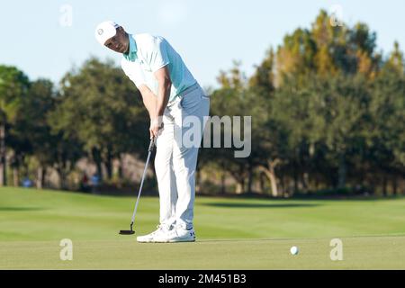 Orlando, Florida, USA. 18.. Dezember 2022. Jordan Spieth legt in der letzten Runde der PNC-Meisterschaft im Ritz-Carlton Golf Club das 18. Green ein. (Kreditbild: © Debby Wong/ZUMA Press Wire) Stockfoto