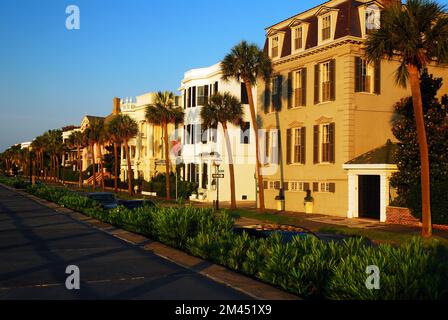 Prächtige Häuser aus der Zeit vor dem Bürgerkrieg entlang der East Battery Street am Ufer von Charleston, South Carolina Stockfoto