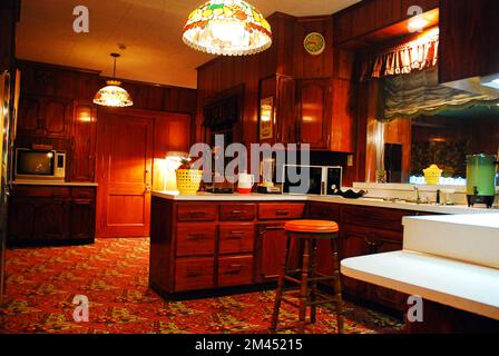 Elvis Presley's Kitchen sieht genauso aus wie 1977 und ist ein Zwischenstopp auf der Graceland Tour. In Memphis, Tennessee Stockfoto