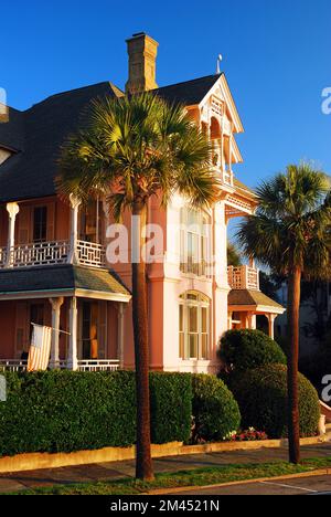 Das Charles Drayton House ist ein herrschaftliches Haus aus der Zeit vor dem Bürgerkrieg am Ufer in Charleston, SC Stockfoto