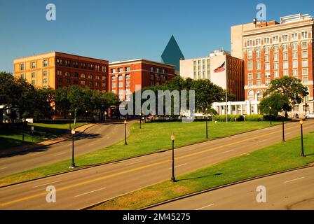 Dealey Plaza, der Anblick des Kennedy-Attentats, ist ein berüchtigter Ort, der von der Skyline von Dallas Texas umgeben ist Stockfoto