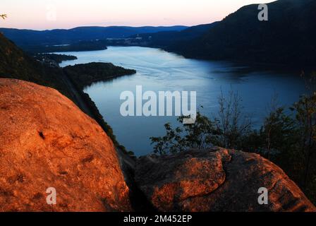 Ein Aussichtspunkt auf dem Breakneck Ridge bietet einen herrlichen Blick auf die Hudson Highlands und den Hudson River im letzten Licht des Tages Stockfoto