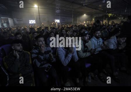 Gaza, Palästina. 18.. Dezember 2022. Palästinensische Fans sehen das letzte WM-Spiel 2022 in Katar zwischen Argentinien und Frankreich im Lager Jabalia im nördlichen Gazastreifen. Argentinien gewann die Elfmeter 4-2. Kredit: SOPA Images Limited/Alamy Live News Stockfoto