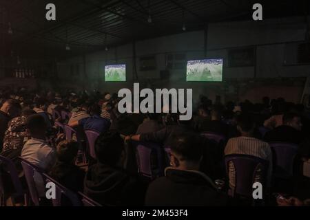 Gaza, Palästina. 18.. Dezember 2022. Palästinensische Fans sehen das letzte WM-Spiel 2022 in Katar zwischen Argentinien und Frankreich im Lager Jabalia im nördlichen Gazastreifen. Argentinien gewann die Elfmeter 4-2. Kredit: SOPA Images Limited/Alamy Live News Stockfoto