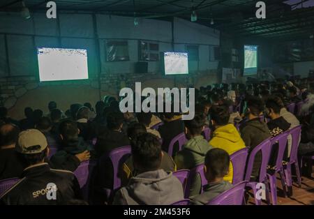 Gaza, Palästina. 18.. Dezember 2022. Palästinensische Fans sehen das letzte WM-Spiel 2022 in Katar zwischen Argentinien und Frankreich im Lager Jabalia im nördlichen Gazastreifen. Argentinien gewann die Elfmeter 4-2. Kredit: SOPA Images Limited/Alamy Live News Stockfoto