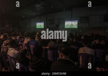 Gaza, Palästina. 18.. Dezember 2022. Palästinensische Fans sehen das letzte WM-Spiel 2022 in Katar zwischen Argentinien und Frankreich im Lager Jabalia im nördlichen Gazastreifen. Argentinien gewann die Elfmeter 4-2. (Foto: Mahmoud Issa/SOPA Images/Sipa USA) Guthaben: SIPA USA/Alamy Live News Stockfoto