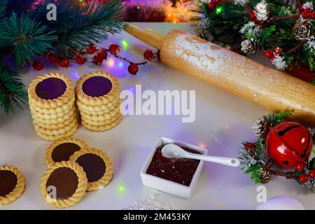 Linzer Kekse gefüllt mit Haselnussaufstrich zu Weihnachten. Stockfoto