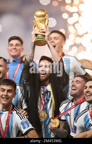 Lusail, Katar, 18. Dezember 2022. Der argentinische Kapitän und Stürmer Lionel Messi hebt die Trophäe der FIFA-Weltmeisterschaft während der Trophäenzeremonie ab, nachdem Argentinien am 18. Dezember 2022 im Lusail Stadium in Lusail, nördlich von Doha, Katar, das letzte Fußballspiel der Katar-Weltmeisterschaft 2022 gewonnen hat. Foto: David Niviere/ABACAPRESS.COM Stockfoto