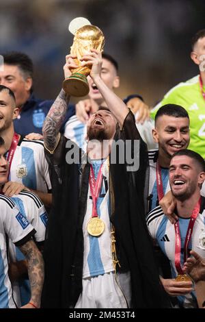 Lusail, Katar, 18. Dezember 2022. Der argentinische Kapitän und Stürmer Lionel Messi hebt die Trophäe der FIFA-Weltmeisterschaft während der Trophäenzeremonie ab, nachdem Argentinien am 18. Dezember 2022 im Lusail Stadium in Lusail, nördlich von Doha, Katar, das letzte Fußballspiel der Katar-Weltmeisterschaft 2022 gewonnen hat. Foto: David Niviere/ABACAPRESS.COM Stockfoto