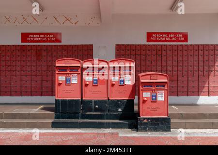 Johor Bahru, Malaysia - 25. Oktober 2022 : Postamt, rote Mailbox Stockfoto