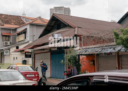 Johor Bahru, Malaysia - 25. Oktober 2022 : Retro-Gebäude, alte Café-Restaurant-Einkaufsstraße Stockfoto