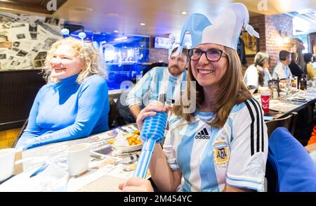 Montreal, Kanada. 18.. Dezember 2022. Argentinische Fans sehen sich das Finale der FIFA-Weltmeisterschaft 2022 zwischen Argentinien und Frankreich am 18. Dezember 2022 in Montreal an. Kredit: Zou Zheng/Xinhua/Alamy Live News Stockfoto