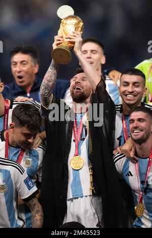 Lusail, Katar, 18. Dezember 2022. Der argentinische Kapitän und Stürmer Lionel Messi hebt die Trophäe der FIFA-Weltmeisterschaft während der Trophäenzeremonie ab, nachdem Argentinien am 18. Dezember 2022 im Lusail Stadium in Lusail, nördlich von Doha, Katar, das letzte Fußballspiel der Katar-Weltmeisterschaft 2022 gewonnen hat. Foto: David Niviere/ABACAPRESS.COM Stockfoto