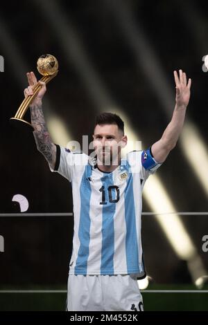 Lusail, Katar, 18. Dezember 2022. Lionel Messi, der beste Spieler, hält seine Trophäe nach dem FIFA World Cup Qatar 2022 Final Match zwischen Argentinien und Frankreich im Lusail Stadium am 18. Dezember 2022. Foto: David Niviere/ABACAPRESS.COM Stockfoto